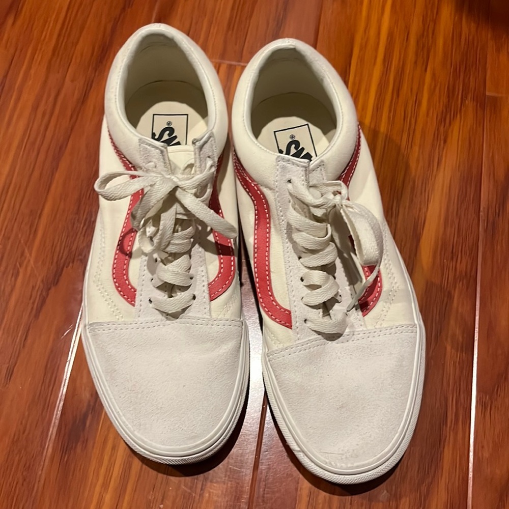 Men Vans old skool sneakers in size 8. In great condition like new